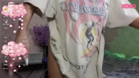 Snapshot of lil_luna_x chatting on October 22, 4:48 am little moon online show from October 22, 4:48 am