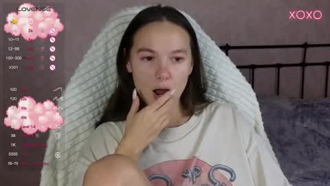Snapshot of lil_luna_x chatting on October 8, 9:32 pm little moon online show from October 8, 9:32 pm