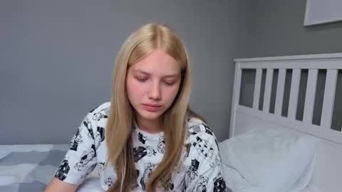 Snapshot of lil_tasty33 chatting on October 3, 10:56 am Emma online show from October 3, 10:56 am