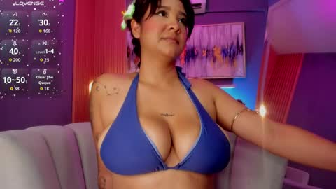 holis soy lily chang no olvides el pulgar arriba es muy importante para mi 3 independent model online show from May 1, 8:58 pm