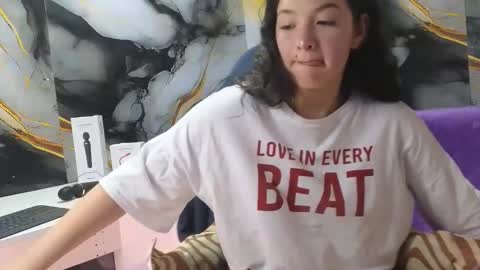 lilimini online show from February 9, 8:00 pm