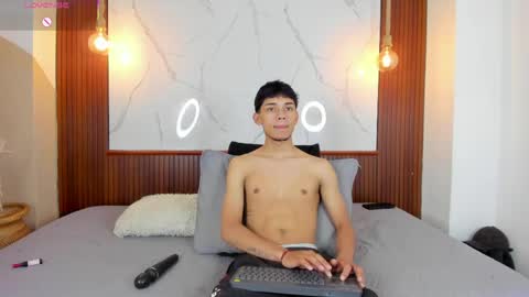 lillian_lee1 online show from May 2, 4:46 pm