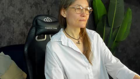 lillian_white1 online show from May 2, 1:00 am