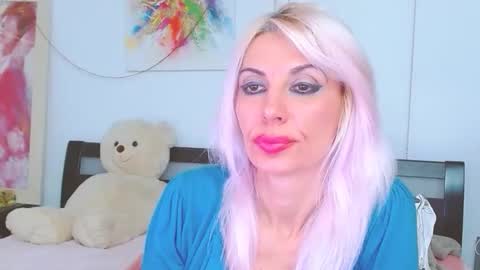 Snapshot of lillianasara chatting on October 21, 6:51 am Lara online show from October 21, 6:51 am
