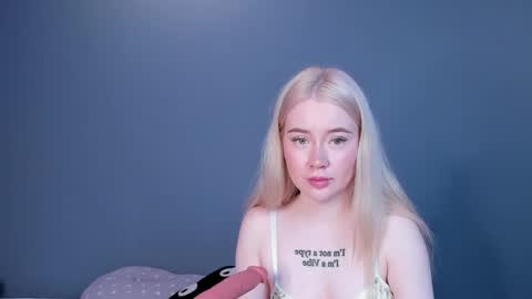 lillie_berry online show from May 3, 5:24 am