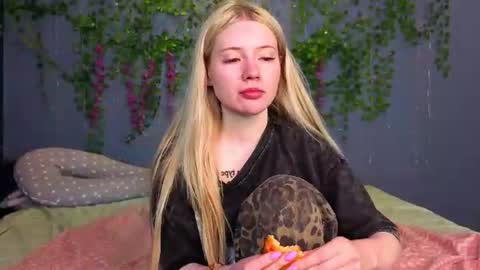 lillie_berry online show from July 22, 4:25 am