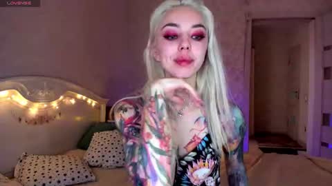 LilliMoore online show from June 14, 2:11 am