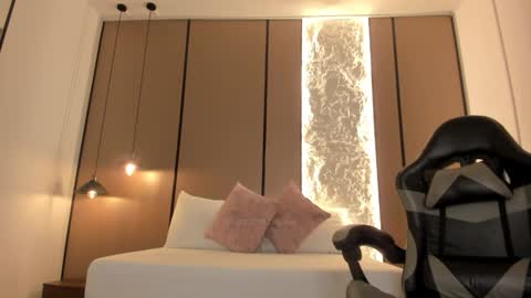 L I L L Y online show from March 6, 12:59 pm