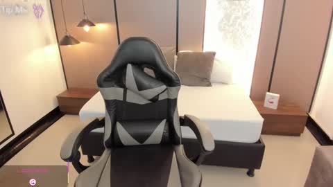 L I L L Y online show from November 5, 12:51 pm