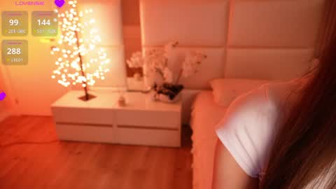 Lilly Colins online show from June 21, 8:15 pm