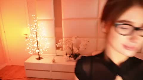 Lilly Colins online show from June 19, 9:32 pm