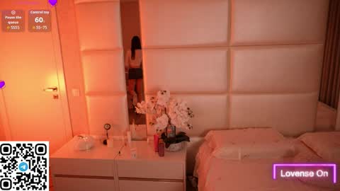 Lilly Colins online show from November 2, 8:09 pm