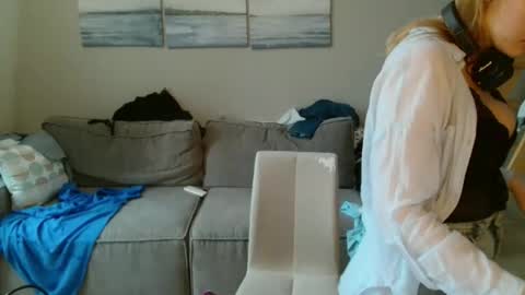 Lily dollyx online show from October 31, 12:38 pm