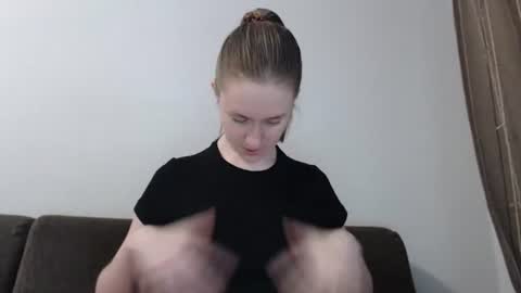 lily_love_x online show from July 25, 5:05 am