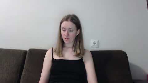 lily_love_x online show from August 6, 11:03 pm