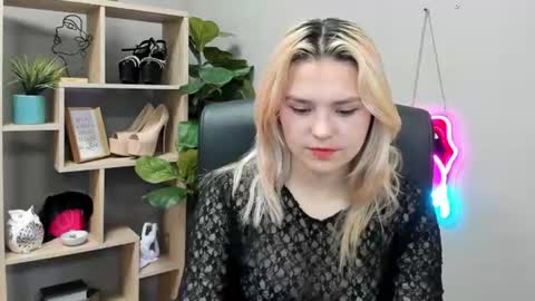 Lily online show from August 3, 6:48 am