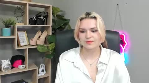 Lily online show from July 22, 2:08 pm