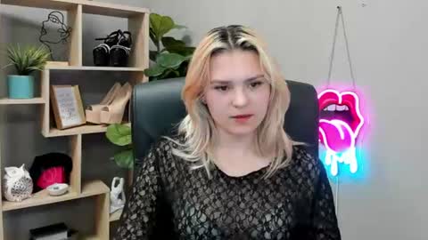 Lily online show from August 3, 9:04 am