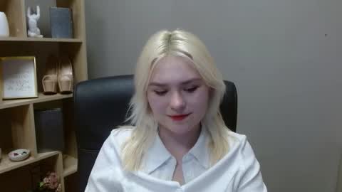 Lily online show from February 18, 3:01 pm