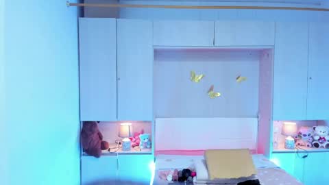 lilywhitee1 online show from April 25, 4:36 am