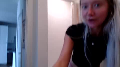 Snapshot of lilyyymonroee chatting on October 5, 7:43 pm Lily Monroe online show from October 5, 7:43 pm