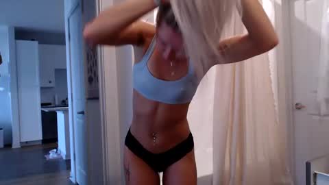 Snapshot of lilyyymonroee chatting on October 3, 1:19 pm Lily Monroe online show from October 3, 1:19 pm