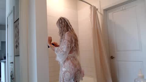 Snapshot of lilyyymonroee chatting on September 21, 8:24 pm Lily Monroe online show from September 21, 8:24 pm