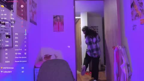 Giggles  online show from February 6, 11:51 pm