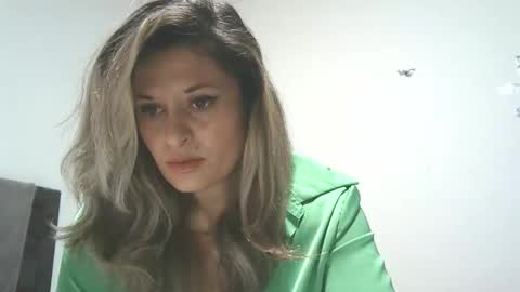 Snapshot of lionessmom chatting on October 15, 1:31 am lionessmom online show from October 15, 1:31 am