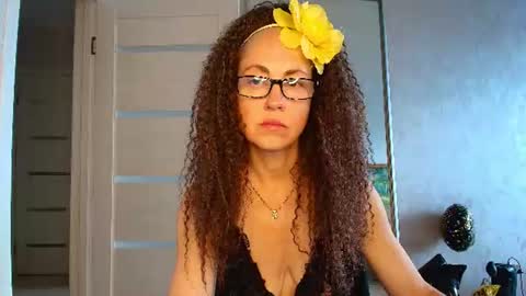 Liora Weiss online show from June 17, 9:25 am