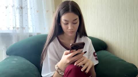 Snapshot of little_ieity chatting on October 21, 3:33 am Viiola online show from October 21, 3:33 am
