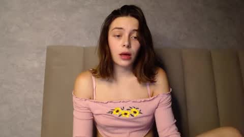 Snapshot of little_mia__ chatting on October 21, 9:18 pm Mia Im online every day 1530 PM in New York 2030 PM in London online show from October 21, 9:18 pm
