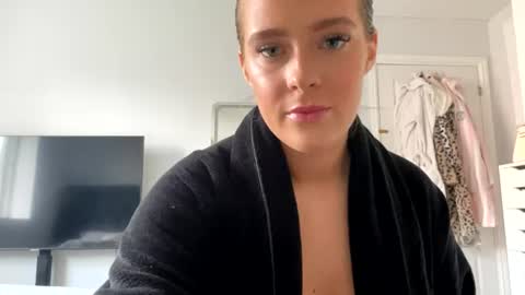 Littleblonde010 online show from July 14, 11:59 am