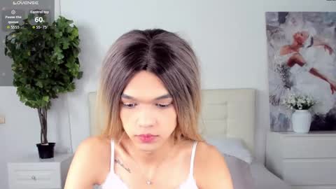 lizzydelrey online show from May 1, 1:05 pm