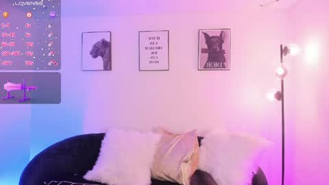 lizzyponcee online show from May 18, 9:04 am
