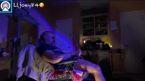 lljoey84 online show from April 30, 6:18 am