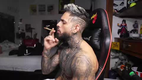 logan_hugh8 online show from May 2, 1:44 am