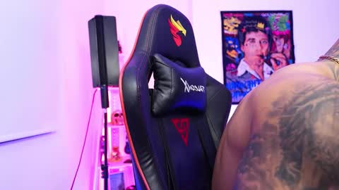 logan_hugh8 online show from December 21, 6:09 am