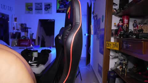 logan_hugh8 online show from May 5, 2:29 am
