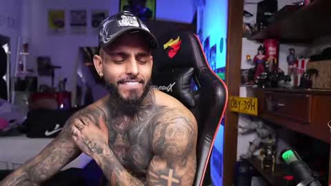 logan_hugh8 online show from May 3, 6:58 pm