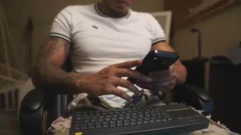 logan_varela online show from July 8, 12:41 pm