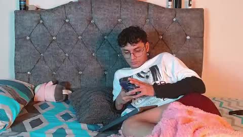 logan_willyams_ online show from October 9, 12:05 am