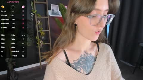 Snapshot of lola_missy chatting on February 4, 9:49 am Lola online show from February 4, 9:49 am