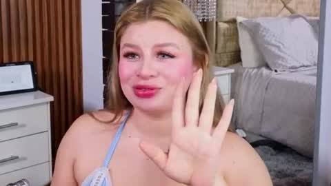 Lola Angel online show from July 20, 9:05 pm