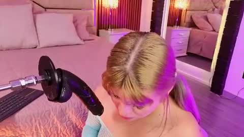 Lola Angel online show from June 23, 8:15 pm