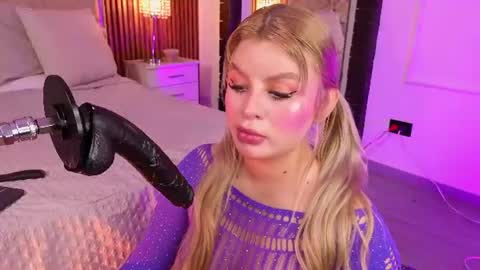Lola Angel online show from June 17, 9:31 pm