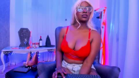 lola online show from October 31, 9:04 pm