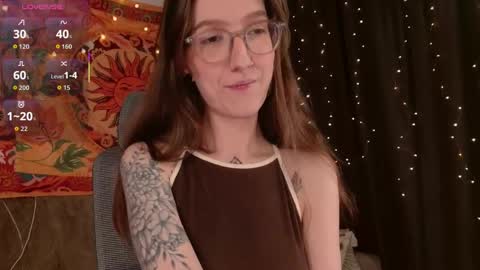 lolami_ online show from April 24, 7:32 am