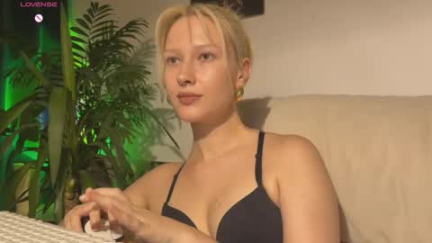 Snapshot of lora_hellyeah chatting on September 18, 4:22 pm Lora heil online show from September 18, 4:22 pm