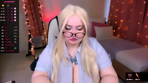 Snapshot of love_insidee chatting on March 2, 11:29 am Sailor online show from March 2, 11:29 am